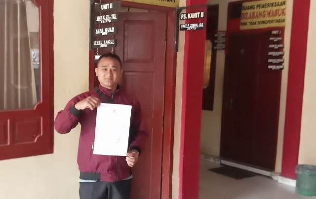 Berkat Damai Zebua usai membuat laporan polisi atas pengrusakan tanaman di lahan miliknya yang mengantongi Sertifikat Hak Milik. JAMIL MENDROFA/BALUSENIAS.COM