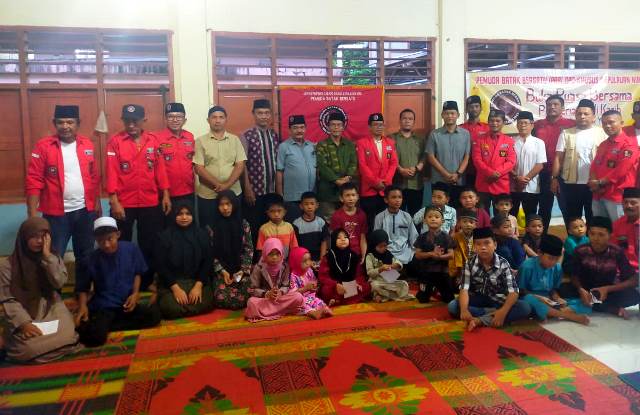 Pemuda Batak Bersatu Kepulauan Nias berbuka puasa bersama dan menyantuni 37 anak yatim piatu di Aula STM Islam Tapian Nauli pada Sabtu, 22 Maret 2025. JAMIL MENDROFA/BALUSENIAS/COM