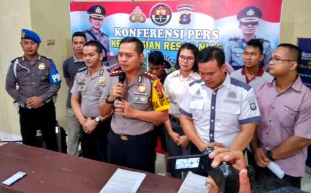 Kapolres Nias AKBP Deni Kurniawan memberikan keterangan terkait tiga kasus perlindungan anak yang terjadi di wilayah hukumnya. RINDAH JULIANA ZENDRATO/BALUSENIAS.COM