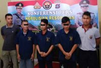 Tiga tersangka dalam kasus tindak pidana perlindungan anak yang berbeda ditampilkan Polres Nias. RINDAH JUALIANA ZENDRATO/BALUSENIAS.COM