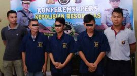 Tiga tersangka dalam kasus tindak pidana perlindungan anak yang berbeda ditampilkan Polres Nias. RINDAH JUALIANA ZENDRATO/BALUSENIAS.COM