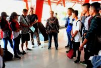 Kepala Unit Pelayanan Teknis Gunungsitoli Dinas Pendidikan dan Kebudayaan Provinsi Sumatera Utara, Gatimbowo Lase, memberikan arahan kepada mereka yang akan mengikuti O2SN Tingkat Provinsi. RINDAH JULIANA ZENDRATO/BALUSENIAS.COM
