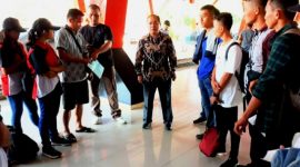 Kepala Unit Pelayanan Teknis Gunungsitoli Dinas Pendidikan dan Kebudayaan Provinsi Sumatera Utara, Gatimbowo Lase, memberikan arahan kepada mereka yang akan mengikuti O2SN Tingkat Provinsi. RINDAH JULIANA ZENDRATO/BALUSENIAS.COM
