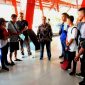 Kepala Unit Pelayanan Teknis Gunungsitoli Dinas Pendidikan dan Kebudayaan Provinsi Sumatera Utara, Gatimbowo Lase, memberikan arahan kepada mereka yang akan mengikuti O2SN Tingkat Provinsi. RINDAH JULIANA ZENDRATO/BALUSENIAS.COM
