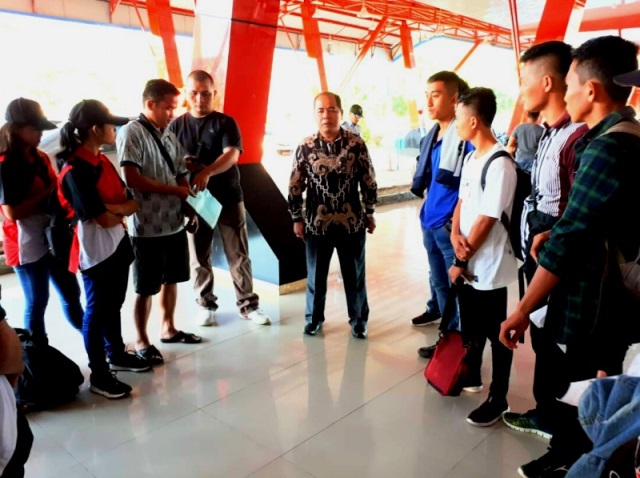 Kepala Unit Pelayanan Teknis Gunungsitoli Dinas Pendidikan dan Kebudayaan Provinsi Sumatera Utara, Gatimbowo Lase, memberikan arahan kepada mereka yang akan mengikuti O2SN Tingkat Provinsi. RINDAH JULIANA ZENDRATO/BALUSENIAS.COM