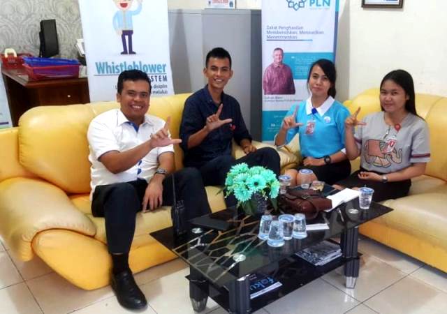 Manajer PT PLN Area Nias, Evan Suseno Sirait, menjelaskan penyebab padamnya listrik kepada awak media. NIASTI ZALUKHU/BALUSENIAS.COM