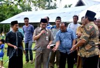 Sekretaris Kabupaten Nias, Firman Yanus Larosa, menyerahkan seekor kerbau dan 10 ekor kambing di Masjid Asy Syakinah Desa Bozihona, Kecamatan Idanogawo, Selasa (21/8/2018). TOROTODO NDRAHA/BALUSENIAS.COM