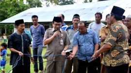Sekretaris Kabupaten Nias, Firman Yanus Larosa, menyerahkan seekor kerbau dan 10 ekor kambing di Masjid Asy Syakinah Desa Bozihona, Kecamatan Idanogawo, Selasa (21/8/2018). TOROTODO NDRAHA/BALUSENIAS.COM