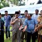 Sekretaris Kabupaten Nias, Firman Yanus Larosa, menyerahkan seekor kerbau dan 10 ekor kambing di Masjid Asy Syakinah Desa Bozihona, Kecamatan Idanogawo, Selasa (21/8/2018). TOROTODO NDRAHA/BALUSENIAS.COM