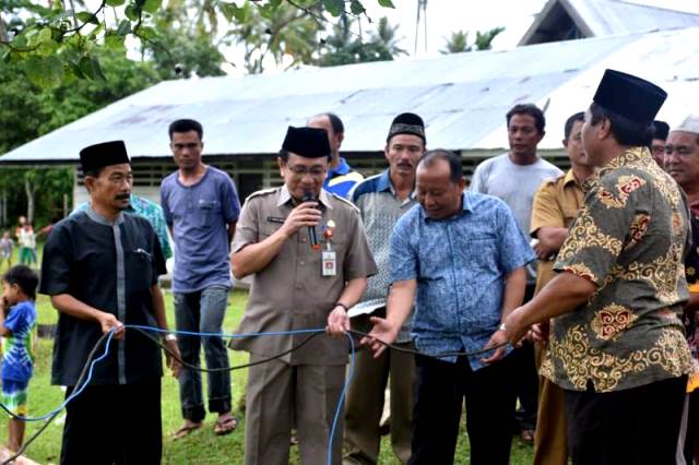 Sekretaris Kabupaten Nias, Firman Yanus Larosa, menyerahkan seekor kerbau dan 10 ekor kambing di Masjid Asy Syakinah Desa Bozihona, Kecamatan Idanogawo, Selasa (21/8/2018). TOROTODO NDRAHA/BALUSENIAS.COM