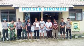 Para pihak yang bertikai didamaikan oleh Kapolsek Sirombu pada Selasa. 25 Maret 2025. ISTIMEWA/BALUSENIAS.COM