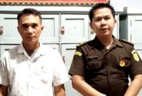 RG, Mantan Kepala Desa Fadorobahili saat ditahan oleh Jaksa pada Kejaksaan Negeri Gunungsitoli pada Senin, 24 Maret 2025. ISTIMEWA/BALUSENIAS.COM