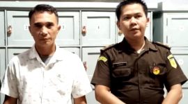RG, Mantan Kepala Desa Fadorobahili saat ditahan oleh Jaksa pada Kejaksaan Negeri Gunungsitoli pada Senin, 24 Maret 2025. ISTIMEWA/BALUSENIAS.COM