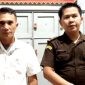 RG, Mantan Kepala Desa Fadorobahili saat ditahan oleh Jaksa pada Kejaksaan Negeri Gunungsitoli pada Senin, 24 Maret 2025. ISTIMEWA/BALUSENIAS.COM