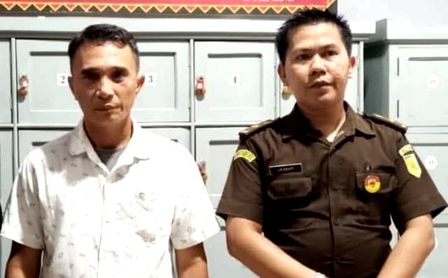 RG, Mantan Kepala Desa Fadorobahili saat ditahan oleh Jaksa pada Kejaksaan Negeri Gunungsitoli pada Senin, 24 Maret 2025. ISTIMEWA/BALUSENIAS.COM