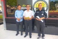 Kepala Satreskrim Polres Nias, AKP Adlersen Lambas Parto Tambunan bersama Kepala Unit Tipikor, Ipda Listono, memberikan keterangan terkait penangkapan pegawai Pelindo Gunungsitoli. JAMIL MENDROFA/BALUSENIAS.COM