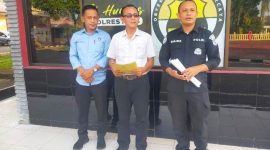 Kepala Satreskrim Polres Nias, AKP Adlersen Lambas Parto Tambunan bersama Kepala Unit Tipikor, Ipda Listono, memberikan keterangan terkait penangkapan pegawai Pelindo Gunungsitoli. JAMIL MENDROFA/BALUSENIAS.COM