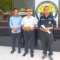 Kepala Satreskrim Polres Nias, AKP Adlersen Lambas Parto Tambunan bersama Kepala Unit Tipikor, Ipda Listono, memberikan keterangan terkait penangkapan pegawai Pelindo Gunungsitoli. JAMIL MENDROFA/BALUSENIAS.COM