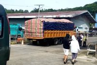 Sejumlah supir truk masih mengeluhkan pungutan saat keluar dari kapal yang tiba di Pelabuhan Angin Gunungsitoli. JAMIL MENDROFA/BALUSENIAS.COM