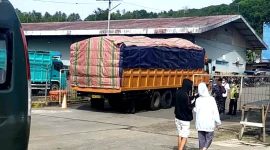 Sejumlah supir truk masih mengeluhkan pungutan saat keluar dari kapal yang tiba di Pelabuhan Angin Gunungsitoli. JAMIL MENDROFA/BALUSENIAS.COM