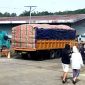 Sejumlah supir truk masih mengeluhkan pungutan saat keluar dari kapal yang tiba di Pelabuhan Angin Gunungsitoli. JAMIL MENDROFA/BALUSENIAS.COM