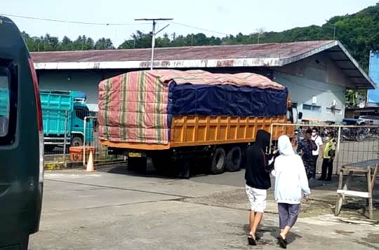 Sejumlah supir truk masih mengeluhkan pungutan saat keluar dari kapal yang tiba di Pelabuhan Angin Gunungsitoli. JAMIL MENDROFA/BALUSENIAS.COM