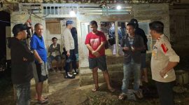 Kepala Polsek Hiliduho, Inspektur Tingkat Satu Osiduhugo Daeli, memimpin olah TKP di rumah korban pada Kamis, 27 Maret 2025 dini hari. ISTIMEWA/BALUSENIAS.COM