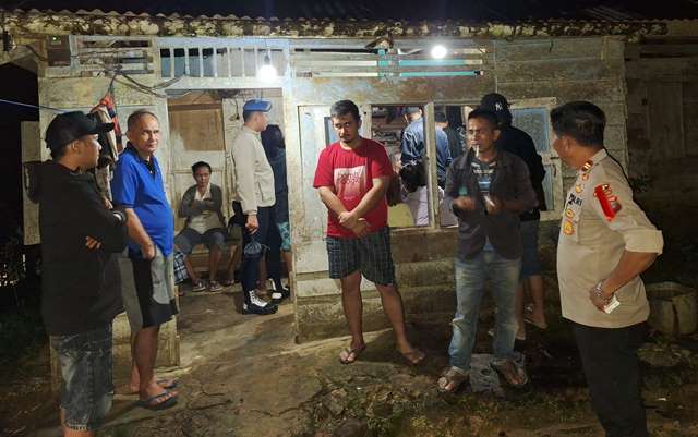 Kepala Polsek Hiliduho, Inspektur Tingkat Satu Osiduhugo Daeli, memimpin olah TKP di rumah korban pada Kamis, 27 Maret 2025 dini hari. ISTIMEWA/BALUSENIAS.COM