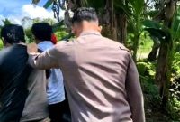 Polisi menangkap seorang pria saat gerebek sarang narkoba di Desa Miga, Kota Gunungsitoli. ISTIMEWA/BALUSENIAS.COM