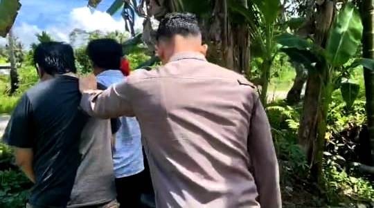 Polisi menangkap seorang pria saat gerebek sarang narkoba di Desa Miga, Kota Gunungsitoli. ISTIMEWA/BALUSENIAS.COM