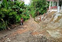 Tanjakan di depan Gereja BNKP Desa Lahusa Idanotae, salah satu titik parah pada ruas jalan menuju Kecamatan Gomo. JOJOR MASIHOL MARITO/BALUSENIAS.COM