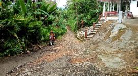 Tanjakan di depan Gereja BNKP Desa Lahusa Idanotae, salah satu titik parah pada ruas jalan menuju Kecamatan Gomo. JOJOR MASIHOL MARITO/BALUSENIAS.COM