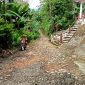 Tanjakan di depan Gereja BNKP Desa Lahusa Idanotae, salah satu titik parah pada ruas jalan menuju Kecamatan Gomo. JOJOR MASIHOL MARITO/BALUSENIAS.COM