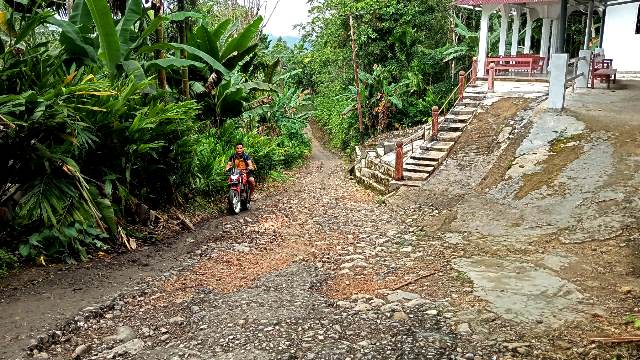 Tanjakan di depan Gereja BNKP Desa Lahusa Idanotae, salah satu titik parah pada ruas jalan menuju Kecamatan Gomo. JOJOR MASIHOL MARITO/BALUSENIAS.COM
