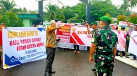 BZ Zebua, memimpin aksi dukungan masyarakat kepada TNI di Markas Kodim 0213/Nias pada Jumat, 28 Maret 2025 pagi. SETIAMAN ZEBUA/BALUSENIAS.COM
