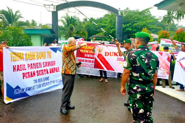 BZ Zebua, memimpin aksi dukungan masyarakat kepada TNI di Markas Kodim 0213/Nias pada Jumat, 28 Maret 2025 pagi. SETIAMAN ZEBUA/BALUSENIAS.COM