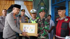 Kapolres Nias AKBP Revi Nurvelani, memberikan bingkisan kepada petugas yang berjaga di Pos Pelayanan dan Pos Pengamanan sebagai bentuk apresiasi. ISTIMEWA/BALUSENIAS.COM
