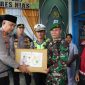 Kapolres Nias AKBP Revi Nurvelani, memberikan bingkisan kepada petugas yang berjaga di Pos Pelayanan dan Pos Pengamanan sebagai bentuk apresiasi. ISTIMEWA/BALUSENIAS.COM