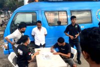 Personel Satresnarkoba Polres Nias bersama BNN Kota Gunungsitoli melakukan tes urine kepada para sopir angkot pada Minggu, 30 Maret 2025. ISTIMEWA/BALUSENIAS.COM