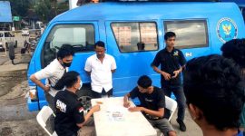 Personel Satresnarkoba Polres Nias bersama BNN Kota Gunungsitoli melakukan tes urine kepada para sopir angkot pada Minggu, 30 Maret 2025. ISTIMEWA/BALUSENIAS.COM