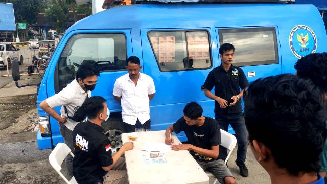 Personel Satresnarkoba Polres Nias bersama BNN Kota Gunungsitoli melakukan tes urine kepada para sopir angkot pada Minggu, 30 Maret 2025. ISTIMEWA/BALUSENIAS.COM