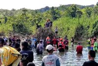 Tim Pencarian bersama masyarakat sekitar berkumpul di lokasi jasad AW ditemukan di Sungai Idano Malo pada Selasa, 1 April 2025. ISTIMEWA/BALUSENIAS.COM