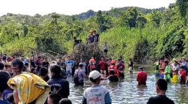 Tim Pencarian bersama masyarakat sekitar berkumpul di lokasi jasad AW ditemukan di Sungai Idano Malo pada Selasa, 1 April 2025. ISTIMEWA/BALUSENIAS.COM
