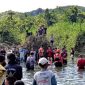 Tim Pencarian bersama masyarakat sekitar berkumpul di lokasi jasad AW ditemukan di Sungai Idano Malo pada Selasa, 1 April 2025. ISTIMEWA/BALUSENIAS.COM