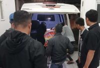 Jenazah MKZ saat tiba di RSUD Thomsen Nias untuk dilakukan visum luar pada Senin, 31 Maret 2025. ISTIMEWA/BALUSENIAS.COM