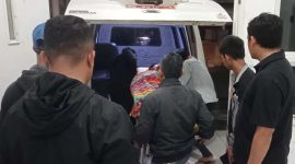Jenazah MKZ saat tiba di RSUD Thomsen Nias untuk dilakukan visum luar pada Senin, 31 Maret 2025. ISTIMEWA/BALUSENIAS.COM