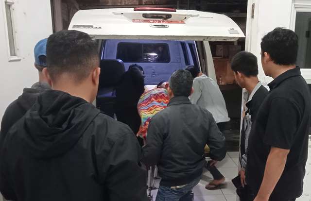 Jenazah MKZ saat tiba di RSUD Thomsen Nias untuk dilakukan visum luar pada Senin, 31 Maret 2025. ISTIMEWA/BALUSENIAS.COM