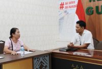 Plt Kasi Datun Kejaksaan Negeri Gunungsitoli, Daniel Raja Philips Hutagalung, melayani konsultasi hukum gratis kepada Ina Doni Harefa, warga Kota Gunungsitoli. SAROFATI LASE/BALUSENIAS.COM 