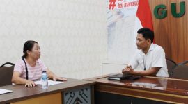 Plt Kasi Datun Kejaksaan Negeri Gunungsitoli, Daniel Raja Philips Hutagalung, melayani konsultasi hukum gratis kepada Ina Doni Harefa, warga Kota Gunungsitoli. SAROFATI LASE/BALUSENIAS.COM 