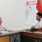 Plt Kasi Datun Kejaksaan Negeri Gunungsitoli, Daniel Raja Philips Hutagalung, melayani konsultasi hukum gratis kepada Ina Doni Harefa, warga Kota Gunungsitoli. SAROFATI LASE/BALUSENIAS.COM 